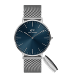 Daniel Wellington Classic Mesh Arcticは、アークティックブルーのサンレイダイヤルとシルバーメッシュストラップが特徴の腕時計です。ブランドロゴが刻まれたシルバーのElan Ringをセットにしたギフト仕様となっております。