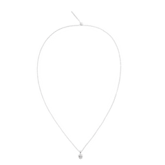 スターリングシルバー925のチェーンネックレスにHeart White Crystal Charmを通したデザインです。細身のシルバーチェーンの先端に、ハート型のホワイトクリスタルが揺れるシンプルで上品な仕上がりとなっています。