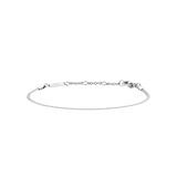 Daniel WellingtonのFlat Chain Bracelet S シルバーカラー全体の画像です。フラットに編み込まれた細身のチェーンと、ブランドロゴが刻印されたプレート、アジャスター付きのロブスタークラスプが特徴です。