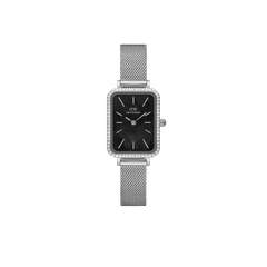 Daniel Wellington Quadro Lumine Bezel Sterling Black MOPの正面画像。クリスタルベゼルで縁取られたスクエアケースに、ブラックマザーオブパールの文字盤とシルバーのメッシュストラップを組み合わせた女性向け腕時計です。