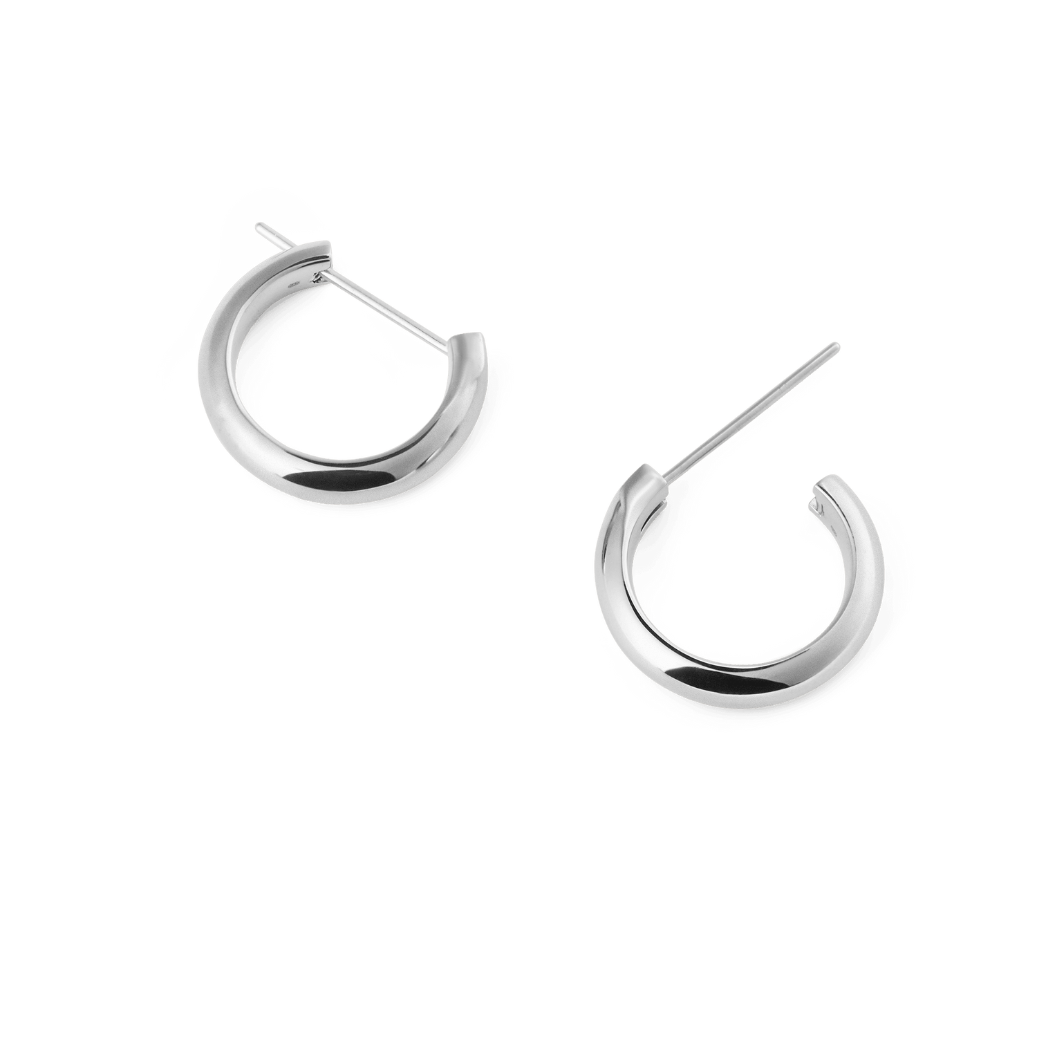 ダニエルウェリントン Arch Earrings Silverをさまざまな角度から撮影した白背景の商品写真です。丸みを帯びたアーチ型フープの立体的なフォルムやピンポストの細部が確認でき、ポリッシュ仕上げのシルバーが上品な光沢を放っています。