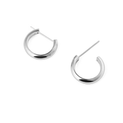 ダニエルウェリントン Arch Earrings Silverをさまざまな角度から撮影した白背景の商品写真です。丸みを帯びたアーチ型フープの立体的なフォルムやピンポストの細部が確認でき、ポリッシュ仕上げのシルバーが上品な光沢を放っています。