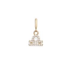 天秤座のシンボルをモチーフにしたダニエルウェリントンのZodiac Watch Charm Gold。均整のとれた天秤のデザインに、キュービックジルコニアが丁寧にセットされ、ゴールド仕上げのバチカンとともに上品な輝きを放ちます。