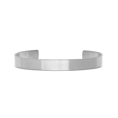 Daniel Wellington Line Cuff Brushed Silverの正面画像。ブラッシュ仕上げのステンレススチール製カフブレスレットで、装飾を排したフラットな表面が上品なマット感を演出しています。