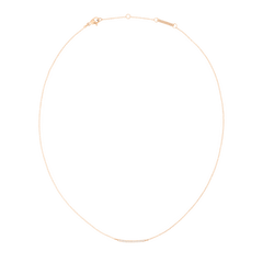 Daniel Wellington Mirelle Eternity Necklace Rose Goldの全体像です。細いローズゴールドチェーンの中央に、ホワイトキュービックジルコニアを爪留めしたカーブバーがあしらわれています。ロブスタークラスプとブランド刻印のプレートも確認できます。