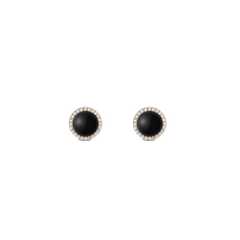 Daniel WellingtonのAudrey Earrings Black Agathe Goldは、ドーム型の黒メノウを中心に、ホワイトキュービックジルコニアのヘイローがゴールドフレームに沿って輝くスタッドピアスです。