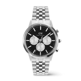 Daniel WellingtonのIconic Chronograph Arch 5-Link Onyx Panda Silverです。オニキスブラックのダイヤルに3つのシルバーサブダイヤルを配したパンダフェイスが特徴で、ブラッシュ仕上げとポリッシュ仕上げを組み合わせた5リンクのジュビリーブレスレットを採用しています。