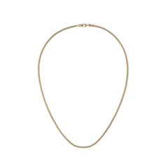 Daniel Wellington Tide Mesh Necklace Gold 2.8の全体像です。2.8mm幅のゴールドメッシュチェーンが緻密に編み込まれ、ロブスタークラスプとともに白背景に配置されています。