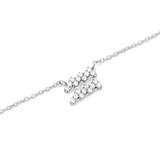 みずがめ座のシンボルをクリスタルで表現した**Crystal Zodiac Chain Necklace Silver**のペンダント部分をクローズアップした画像です。波形のモチーフに沿って、一粒ずつ爪留めされたクリスタルが白い背景に輝き、細身のシルバーチェーンが左右に伸びています。