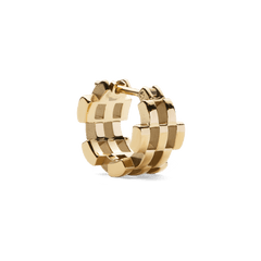 Daniel Wellingtonの5-Link Earrings Goldをクローズアップで撮影。リンク構造の立体感とゴールドPVDメッキの輝きが際立つ、ウォッチストラップをイメージしたコンパクトなフープピアスです。