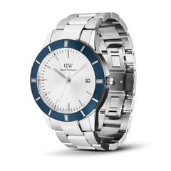 Iconic Paradigma Link Blue Bezel Silverを斜めから捉えたクローズアップ画像です。マットサテン仕上げのブルーベゼルからダイヤルにかけてのインデックスの立体感や、ブラッシュド仕上げの3リンクブレスレットの質感、リューズの細部まで確認できます。