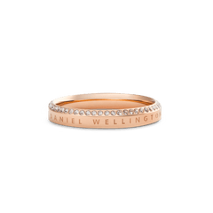 Classic Aura Ring ローズゴールドを斜めから捉えた画像です。バンド正面に刻印されたDaniel Wellingtonのロゴと、上縁に並ぶホワイトキュービックジルコニアの輝きが際立ちます。