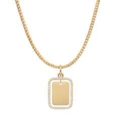 ダニエルウェリントンのRectangular Crystal Frame Pendant Gをゴールドのチェーンネックレスに通した全体像です。クリスタルフレームに包まれたペンダントが、細やかな編み目のゴールドチェーンから自然に下がるスタイリングをご覧いただけます。