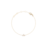 白背景に、天秤座モデルのCrystal Zodiac Chain Bracelet Goldを円を描くように配置した俯瞰画像です。ゴールドチェーンの中央下部には、クリスタルであしらわれた天秤座のシンボルが輝き、上部にはロブスタークラスプやアジャスターリング、ブランド刻印プレートが確認できます。