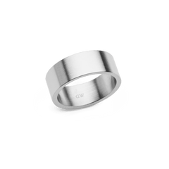 Daniel Wellington Line Ring Brushed Silver 8mmの単体プロダクト画像です。フラットな8mm幅のリング表面には細かなヘアライン加工が施され、上品なブラッシュドシルバー仕上げとなっています。内側にはブランドロゴの刻印が入っています。