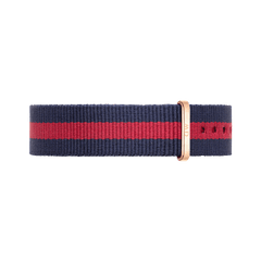 Daniel Wellington Oxford Strap Rose Goldを正面から撮影した全体画像です。ネイビーベースにレッドのセンターストライプが映える織りストラップで、ローズゴールドのキーパーとベルト穴が確認できます。