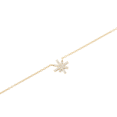 Mirelle Star Necklace Goldの星型ペンダント部分をクローズアップ。八方に伸びる光芒にはホワイトキュービックジルコニアが爪留めされ、繊細なゴールドチェーンとともに上品な輝きを放ちます。