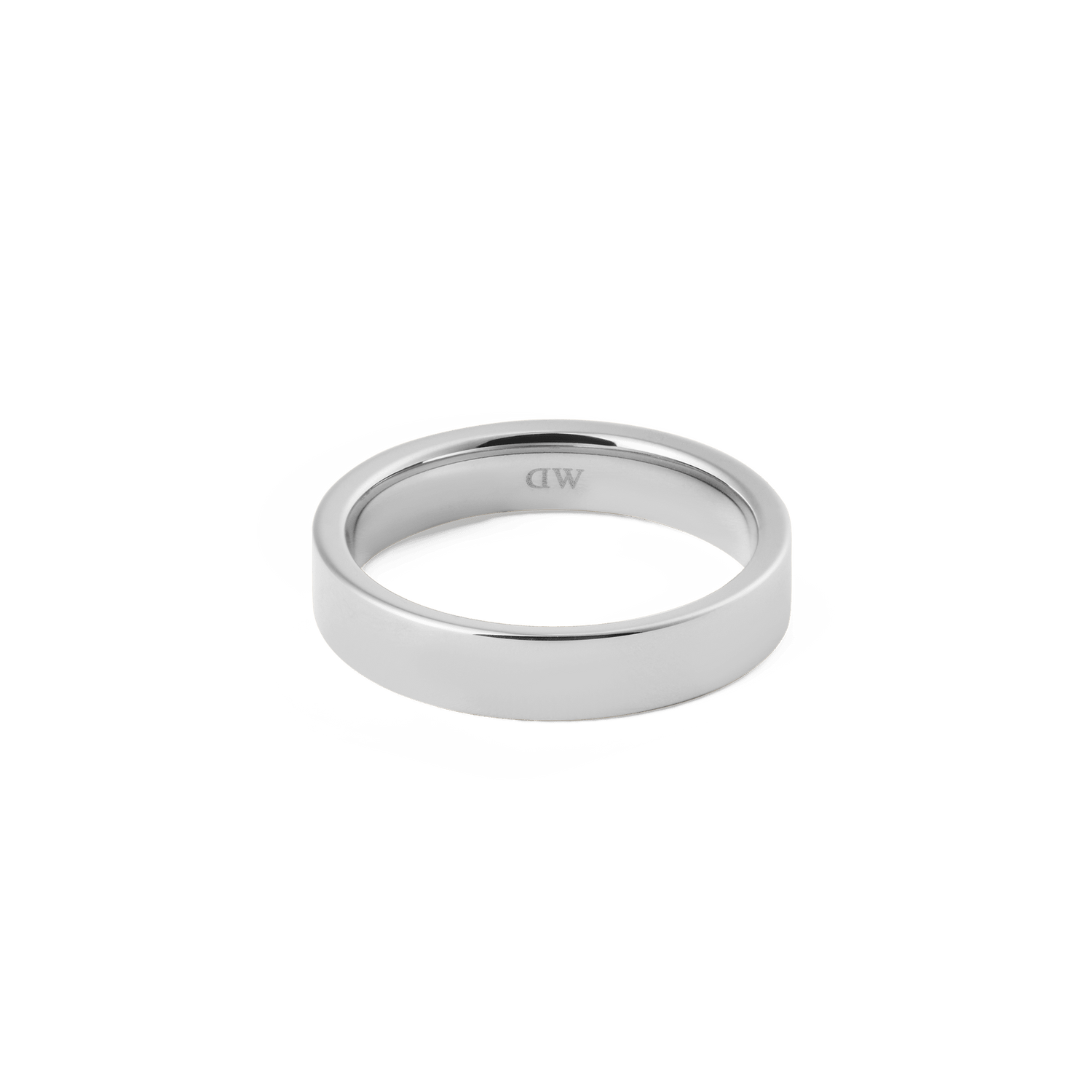 ダニエルウェリントン Line Ring Polished Silver 4.5mmを斜め正面から撮影した商品画像です。鏡面仕上げのフラットなシルバーバンドが白背景に映え、装飾のないミニマルなデザインが際立っています。