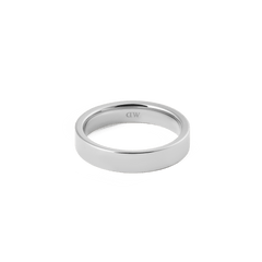 ダニエルウェリントン Line Ring Polished Silver 4.5mmを斜め正面から撮影した商品画像です。鏡面仕上げのフラットなシルバーバンドが白背景に映え、装飾のないミニマルなデザインが際立っています。