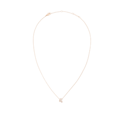 ローズゴールドの「Crystal Zodiac Chain Necklace」を白背景で撮影した画像です。細やかなローズゴールドチェーンが優美なループを描き、下部にはクリスタルであしらわれたしし座のペンダントが輝いています。上部にはロブスタークラスプとブランドプレート付きのアジャスターが確認できます。