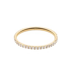 Mirelle Eternity Ring Gold 1.4 mmを斜め上から撮影した画像です。ゴールドのリング外周に沿って、ホワイトキュービックジルコニアが途切れることなく並び、光を反射して輝く様子がお分かりいただけます。