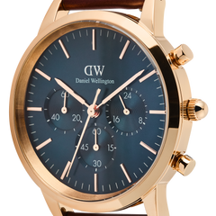Iconic Chronograph St Mawes Arctic Rgの文字盤をクローズアップ。ブルーのサンレイダイヤルにローズゴールドのインデックスと針が映え、3つのサブダイヤルやケース右側のプッシャー、リューズの細部まで確認できます。