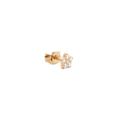 ダニエルウェリントン Crystal Star Stud Goldを斜めから撮影した画像です。バタフライキャッチとキュービックジルコニアをあしらった星型モチーフの細部が確認できるゴールドスタッドピアスです。