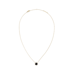 Daniel Wellington Audrey Necklace Black Agathe Goldの全体像。細身のゴールドチェーンの中央に、ホワイトキュービックジルコニアで縁取られた丸い黒メノウのペンダントチャームが配置され、ロブスタークラスプとブランドロゴプレートが確認できます。