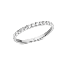 Daniel Wellington Mirelle Eternity Ring Silver 2 mmを斜めから撮影した画像です。シルバーバンドの全周にホワイトキュービックジルコニアが爪留めされており、内側にはブランドロゴが刻印されています。