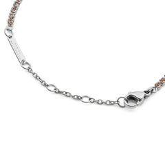 Classic Tennis Bracelet Apricot Silverのサイズ調節用チェーン部分のディテール画像です。Daniel Wellingtonの刻印が入ったブランドプレートと、スムーズに閉じるロブスタークラスプ、アジャスターチェーンの仕上がりをご確認いただけます。