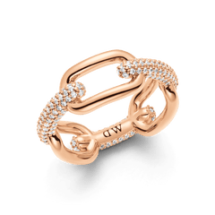 ローズゴールドのCrystal Link Ringを斜め上から撮影したクローズアップ画像です。キュービックジルコニアがあしらわれたリンクと、ポリッシュ仕上げのリンクが交互に連なる立体的なデザインが特徴で、内側にはDaniel Wellingtonのロゴが刻印されています。