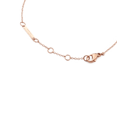Crystal Zodiac Chain Bracelet Rose Goldのクラスプ周辺を拡大した画像です。Daniel Wellingtonの刻印が施されたローズゴールドのブランドプレートと、アジャスター用の丸カン、ロブスタークラスプの細部まで丁寧に仕上げられている様子がご覧いただけます。