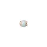 ダニエルウェリントンのAmazonite Crystal Orbチャーム単体の正面画像です。淡いブルーグリーンのアマゾナイト天然石をオーブ型にカットし、両端にホワイトクリスタルをあしらったローズゴールド仕上げとなっています。