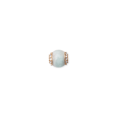 ダニエルウェリントンのAmazonite Crystal Orbチャーム単体の正面画像です。淡いブルーグリーンのアマゾナイト天然石をオーブ型にカットし、両端にホワイトクリスタルをあしらったローズゴールド仕上げとなっています。