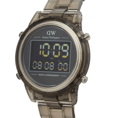Daniel Wellington Retro Digital Light Greyのクローズアップ画像です。半透明のライトグレーケースとブレスレットの質感がわかりやすく、デュアルタイムや曜日表示機能を備えたデジタルクロノグラフの文字盤が鮮明に捉えられています。