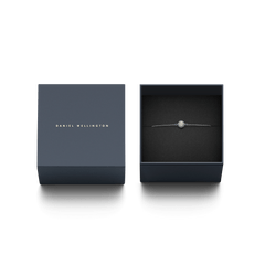 Daniel Wellingtonのブランドロゴが刻印されたネイビーのギフトボックスに収められたPavé Crystal Pendant Bracelet シルバー。黒いクッションケースにブレスレットが丁寧にセットされ、贈り物にぴったりの上品なパッケージです。