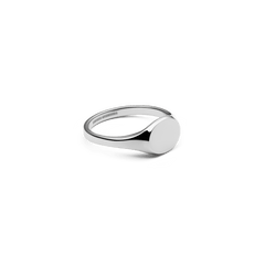 ダニエルウェリントン Classic Mini Signet Ringのシルバーを斜め上から撮影した商品画像です。フェイスからアームにかけてのなめらかな曲線と、ポリッシュ仕上げの美しい光沢が際立つアングルとなっています。