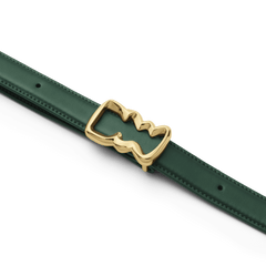 Mini Sadie Bag Greenのショルダーストラップ部分をクローズアップした画像です。深みのあるグリーンレザーに映えるゴールドのウェーブバックルは、上品な光沢を放ち、丁寧なステッチや長さ調節用の穴も確認できます。