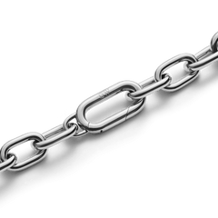Crystal Link Bracelet Silverのクラスプ部分のディテールです。ブランドロゴが刻印されたポリッシュ仕上げのシルバークラスプと、連なるオーバルリンクチェーンの滑らかな輝きが特徴です。