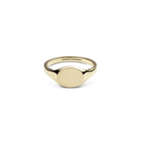 ダニエルウェリントン Classic Mini Signet Ring Goldの正面画像。フラットに磨き上げられた楕円形のフェイスと、細身のアームからなめらかに続くゴールドのシルエットが特徴のシグネットリングです。