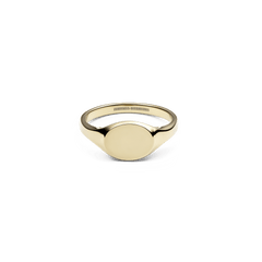 ダニエルウェリントン Classic Mini Signet Ring Goldの正面画像。フラットに磨き上げられた楕円形のフェイスと、細身のアームからなめらかに続くゴールドのシルエットが特徴のシグネットリングです。