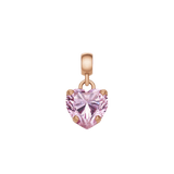 ダニエルウェリントン Heart Pink Crystal Charm。ローズゴールド仕上げの5本爪で、多面カットのピンククリスタルを固定したハート型チャームのアップ画像です。