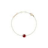 Daniel Wellington Audrey Bracelet Red Agathe Goldの全体画像。ドーム型の赤メノウをホワイトキュービックジルコニアのヘイローが囲み、細身のゴールドチェーンにはロブスタークラスプとサイズ調節リングが付いています。