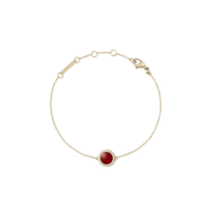 Daniel Wellington Audrey Bracelet Red Agathe Goldの全体画像。ドーム型の赤メノウをホワイトキュービックジルコニアのヘイローが囲み、細身のゴールドチェーンにはロブスタークラスプとサイズ調節リングが付いています。