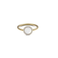 Daniel Wellington Audrey Ring Mother of Pearl Goldの正面画像。ドーム型のマザーオブパールを中央に配置し、ホワイトキュービックジルコニアのヘイローセッティングが輝きを添える、細身のゴールドリングです。