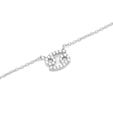 かに座モチーフのCrystal Zodiac Chain Necklace Silverをクローズアップした画像です。細やかなシルバーチェーンの中央に、爪留めクリスタルであしらわれたかに座のシンボルペンダントが、白い背景の中で清らかな輝きを放っています。