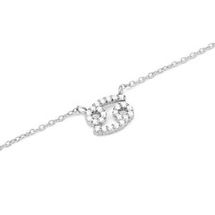 かに座モチーフのCrystal Zodiac Chain Necklace Silverをクローズアップした画像です。細やかなシルバーチェーンの中央に、爪留めクリスタルであしらわれたかに座のシンボルペンダントが、白い背景の中で清らかな輝きを放っています。