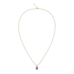 ダニエルウェリントンのAmethyst Octagon Gold Charmをゴールドチェーンネックレスに装着した全体のイメージです。細身のチェーンの先端に、パープルのアメジストチャームが揺れるシンプルで上品なペンダントスタイルです。