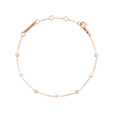 ダニエルウェリントンのPearl Bracelet Rose Gold。細いローズゴールドチェーンにパールとクリアストーンが交互にあしらわれ、ブランドロゴ入りのプレートとロブスタークラスプが付いています。