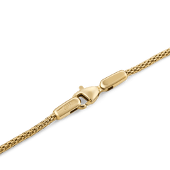Tide Mesh Bracelet Evergold 1.8のロブスタークラスプ部分をクローズアップした画像です。フラットに収まる留め具と、筒状に編み込まれたゴールドメッシュチェーンの細やかな編み目がご覧いただけます。